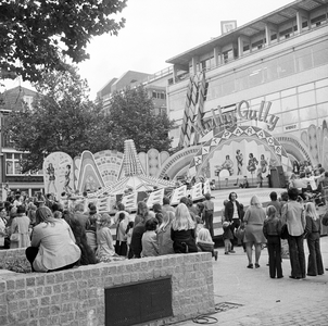 856146 Afbeelding van de hully gully op de kermis op het Vredenburg te Utrecht, ter gelegenheid van de opening van het ...